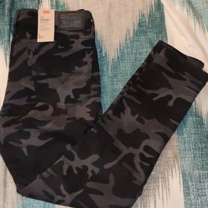 COPY - Levi's Skinny Ankle Camo Jeans | W29